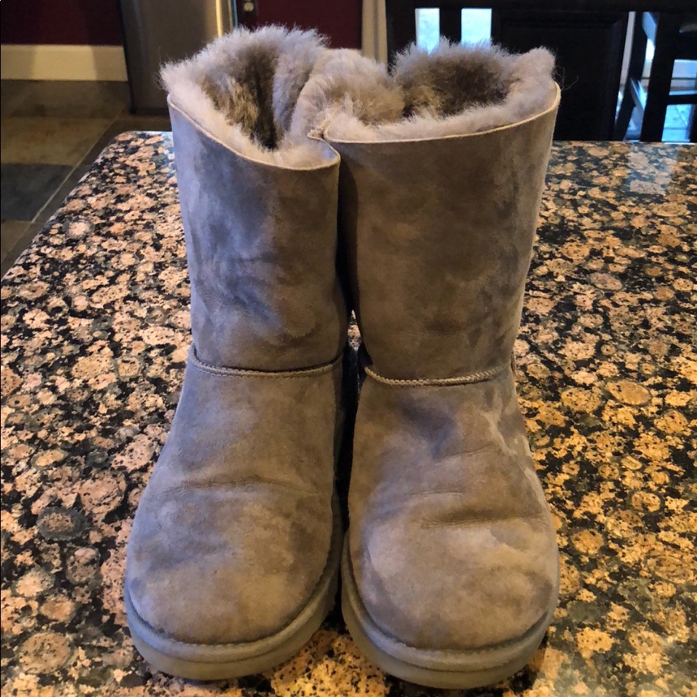 UGG - Bailey Bow. - gray.  Cozy and cute !!!